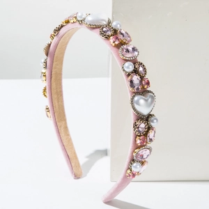 Détails de serre-tête en velours rose avec perles de cœur baroques et cristaux brillants