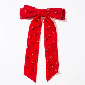 Détail de la barrette à cheveux en velours rouge avec strass et longs rubans élégants