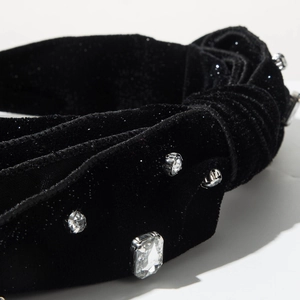 Dettaglio del cerchietto vintage in velluto nero con strass brillanti e cristalli