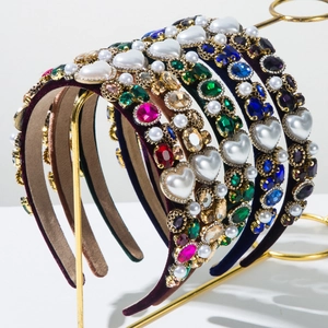 Serre-tête baroque en velours avec perles de cœur et cristaux sur support doré