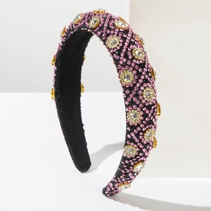 Détail macro du serre-tête baroque de luxe avec strass roses et fleurs en gemmes
