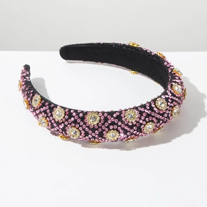 Vue détaillée du serre-tête baroque avec strass roses sur tissu en velours noir