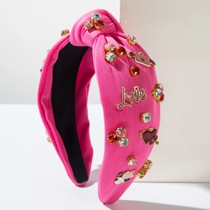 Cerchietto annodato in maglia rosa con strass e ciondoli romantici per San Valentino
