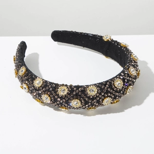 Détail du serre-tête baroque avec strass gris et ornements floraux en métal doré
