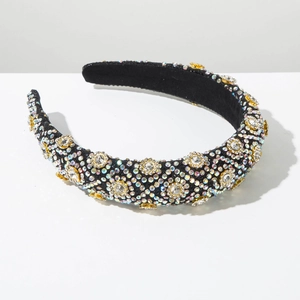Détail rapproché d'un serre-tête baroque de luxe avec pétales dorés et strass étincelants