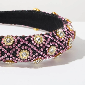 Détails de luxe du serre-tête baroque avec cristaux roses et motifs de fleurs dorées