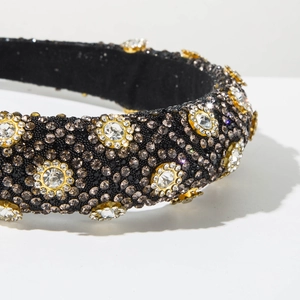 Vue détaillée du serre-tête baroque de luxe avec strass gris fumé et clous dorés