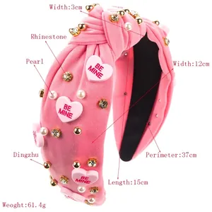 Serre-tête rose avec patch cœur, perles et strass pour un style volumineux élégant