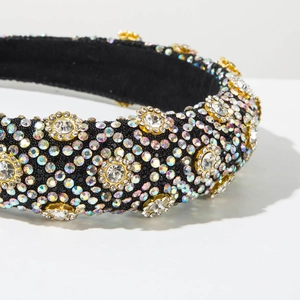 Gros plan d'un serre-tête baroque de luxe avec strass colorés et fleurs dorées