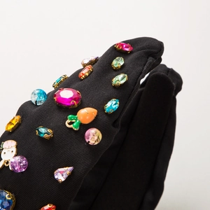 Détail du serre-tête de Pâques orné de strass colorés et de jolis motifs de lapins