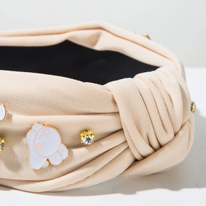 Détails macro de la texture tricotée beige avec strass étincelants sur le bandeau