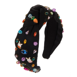 Détail d'un serre-tête noué fait main avec strass colorés et breloques de lapin de Pâques