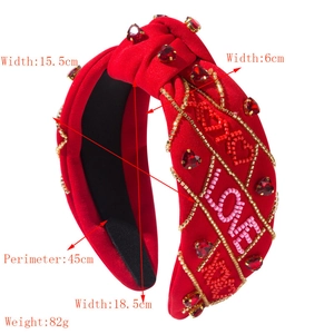 Cerchietto in raso rosso con ricamo LOVE, cuori di strass e dimensioni del prodotto dettagliate