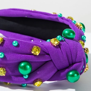 Détail d'un serre-tête violet noué orné de perles vertes et de strass jaunes