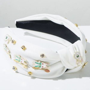 Détail du serre-tête blanc avec des strass brillants et des breloques lapin mignonnes
