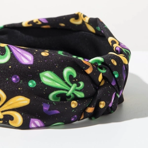 Detalle de la diadema anudada de Mardi Gras con motivos de lis en violeta verde y dorado
