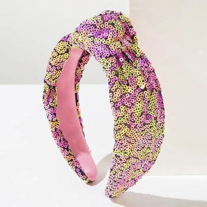 Detail van kleurrijke pailletten en knoopontwerp op een brede mode haarband voor dames
