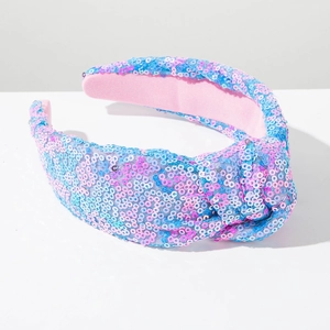 Detail van pailletten hoofdband met blauw en roze kleurvlakken en een gedraaide knoop