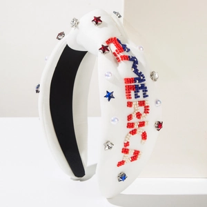 Détail d'un serre-tête blanc noué avec broderie America et strass en forme d'étoile