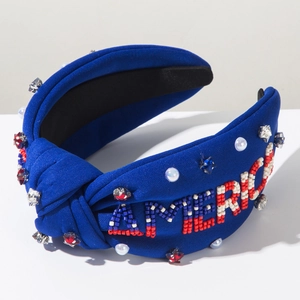 Détail d'un serre-tête bleu avec broderie AMERICA et strass étincelants