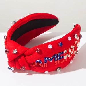 Détail d'un serre-tête rouge avec lettres AMERICA en perles et strass multicolores