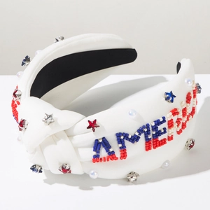 Détail d'un serre-tête rembourré USA avec strass étoiles et broderie America en perles