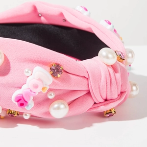 Detailaufnahme rosa Stirnband mit Perlen, Herz-Strasssteinen und Knotendesign