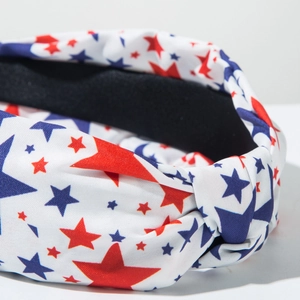 Détail d'un bandeau USA avec des étoiles rouges et bleues sur un tissu blanc