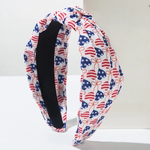 Vue détaillée du bandeau noué patriotique avec motifs d'étoiles et de cœurs colorés