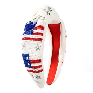 Détail du bandeau perlé drapeau américain avec étoiles argentées sur tissu blanc