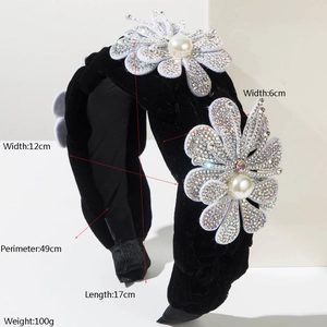 Serre-tête large en velours noir baroque orné de grandes fleurs en strass et perles blanches