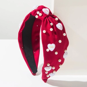 Serre-tête rouge noué élégant avec perles blanches et gemmes de cœur pour femmes