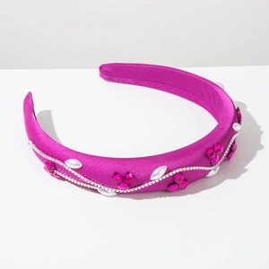 Détail du serre-tête en satin rose violet avec fleurs en cristal et perles blanches