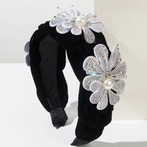 Détail du serre-tête baroque de luxe avec perles et cristaux artisanaux sur velours noir