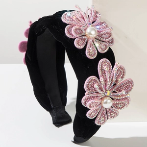 Serre-tête baroque en velours noir avec fleurs roses à paillettes et perles