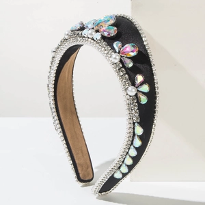 Cerchietto largo in raso nero con strass iridescenti e perle su cubi minimalisti