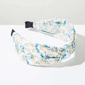 Détail d'un bandeau large bohème avec imprimé papillon et design à nœud torsadé