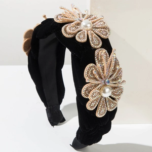 Détail d'un serre-tête baroque en velours noir avec fleurs en strass et perles blanches