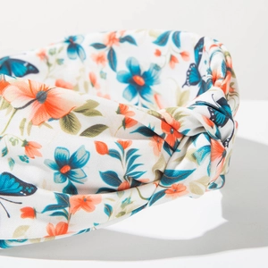 Détail d'un bandeau large bohème avec imprimé papillon et nœud élégant sur le dessus