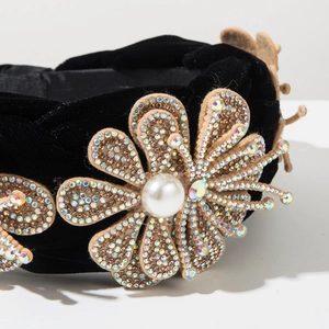Détail du serre-tête baroque en velours avec fleurs en strass et perles faites main