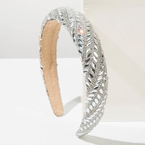 Makroaufnahme von breitem silbernem Haarreif mit dichtem Marquise-Strass-Inlay-Design