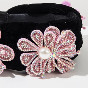 Vue détaillée du serre-tête en velours rose avec strass brillants et perles blanches