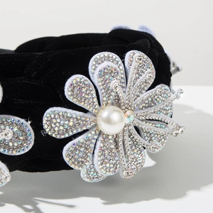Vue détaillée du serre-tête en velours avec fleurs en perles baroques et strass