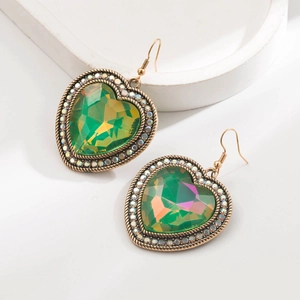 Vue détaillée de boucles d'oreilles cœur avec cristal AB vert et cadre doré vintage