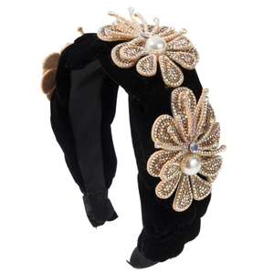 Serre-tête baroque en velours noir orné de fleurs en strass brillants et perles nacrées