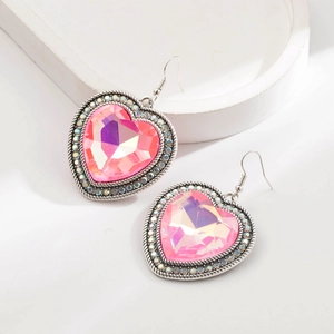 Boucles d'oreilles cœur rose en cristal avec base argentée et bordure en strass