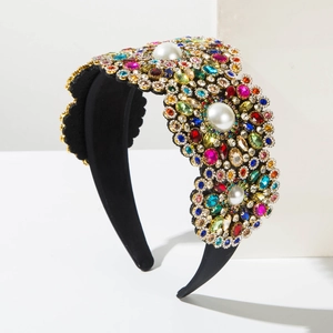 Détail d'un serre-tête baroque avec des strass colorés et de grandes perles blanches