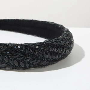 Detail eines schwarzen Strass-Haarreifens mit Blattmuster und weichem Samtfutter-Design