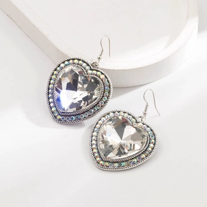 Vue détaillée de boucles d'oreilles cœur rétro argentées avec turquoise et cristaux
