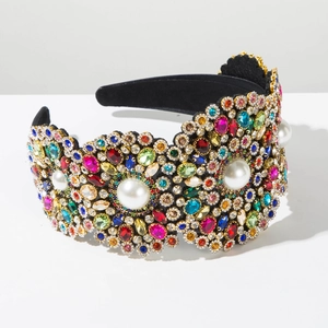Détail d'un serre-tête baroque avec strass colorés, perles et velours noir doux